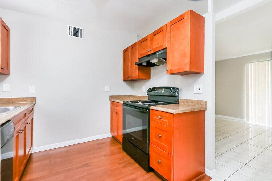 Building Photo - 5641 Honeysuckle Dr