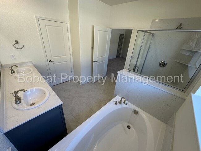 Building Photo - 923 Nelle Dr