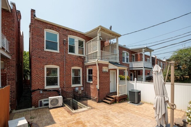Building Photo - Beautiful Renovated 3 Bedroom 2.5 Bath off...
