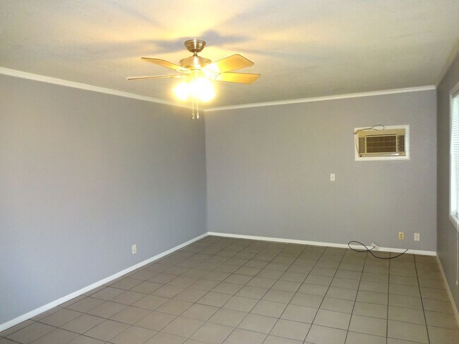Building Photo - Price Drop - Cute & Convenient Springfield Home.