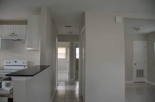 Building Photo - 480 Garden Dr S