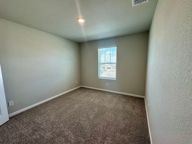 Building Photo - Stunning 4x2.5 Luxury Duplex in Buda, TX!