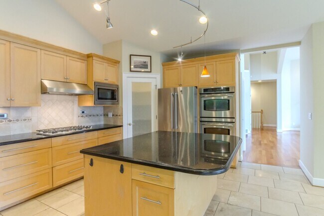 Building Photo - 4Bd/4Ba Seattle Home