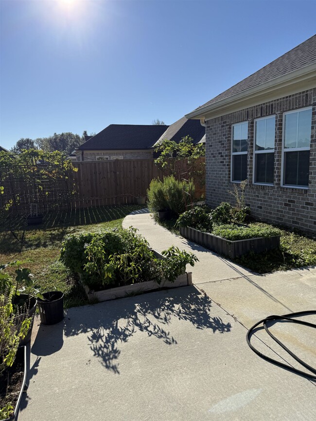 Building Photo - 3948 Ella Dr