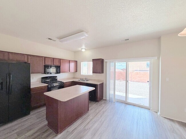 Building Photo - Beautiful 3 bed 2 bath in SW Albuquerque! Spacious layout. New Flooring! 2 Car Garage. Near 98th ...