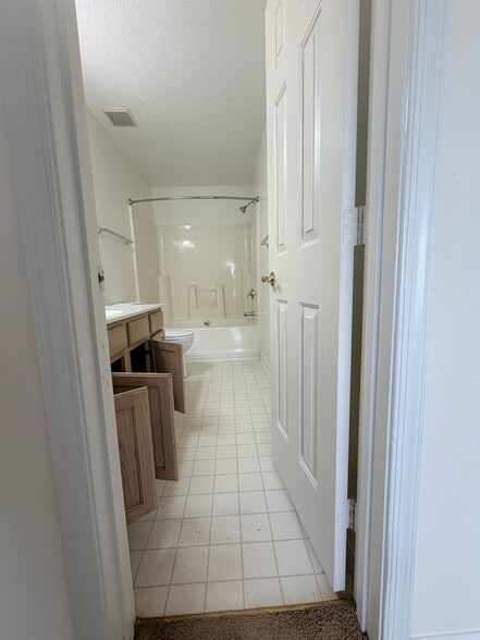 Building Photo - 811 Brassie Ln