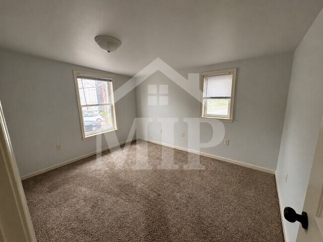 Building Photo - 568 Lincoln Way E