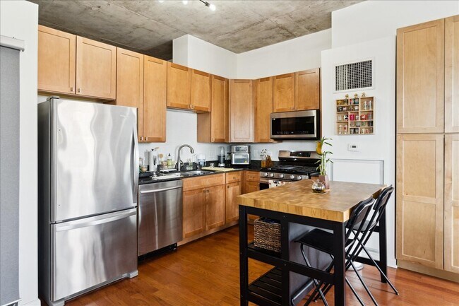 Building Photo - 1122 W Catalpa Ave