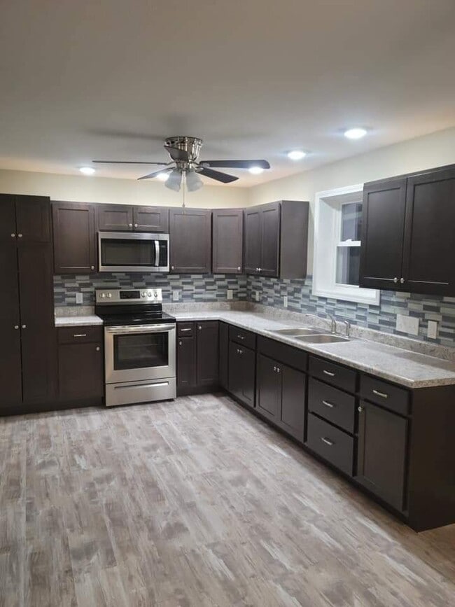 Building Photo - 407 E Center St