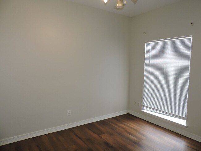 Building Photo - Easy access to interstate, shopping & hospitals!