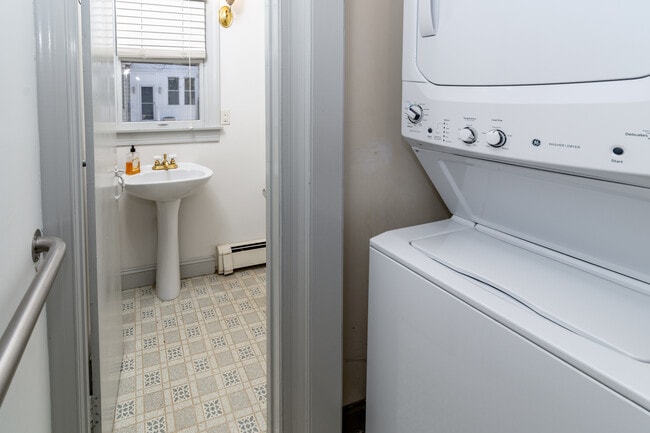 Building Photo - 34 Buttonwood St