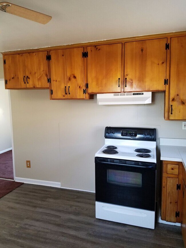 Building Photo - Make yourself at home in this clean 3-bedr...