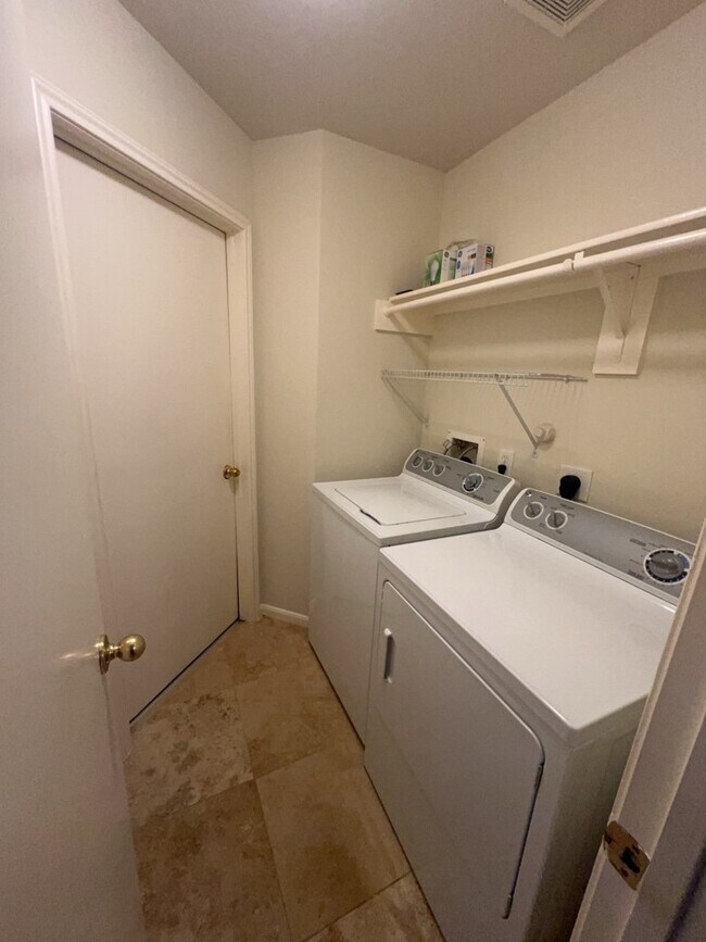 Building Photo - 5523 Dapplewood Ln