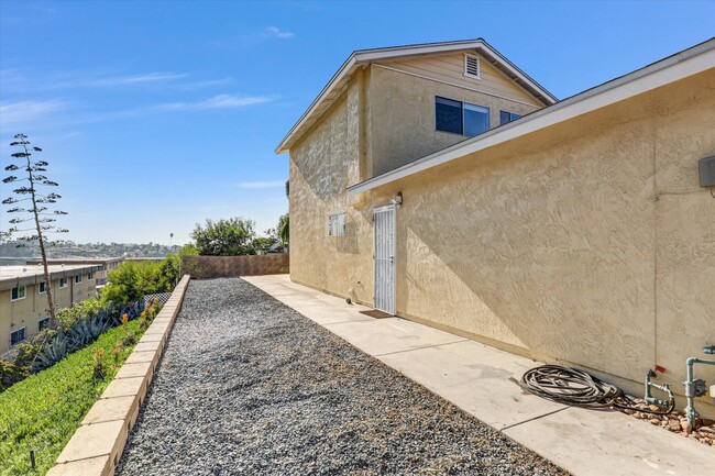 Building Photo - 2040 E 5th St