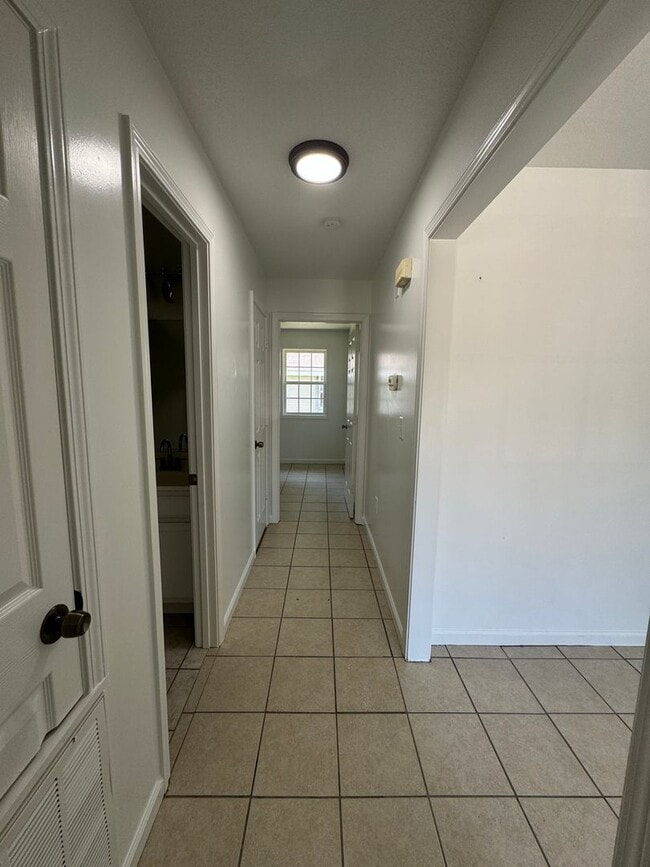 Building Photo - 2 BED / 1 Bath Apartment in Truman.  READY NOW!