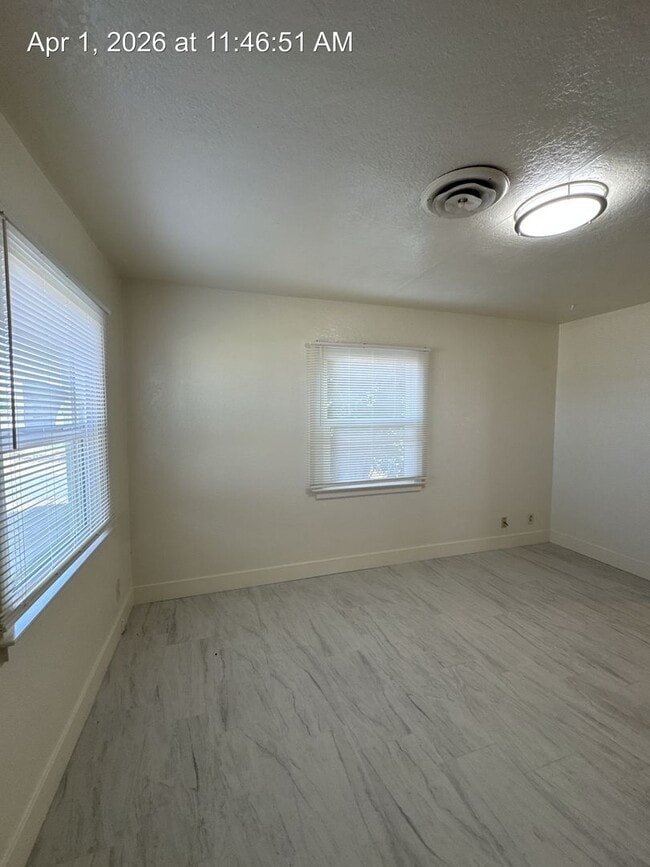 Building Photo - Country Home located in Tulare Available Now!!