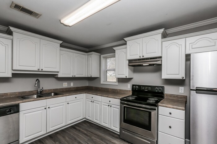 Building Photo - 224 Sylvan Dr