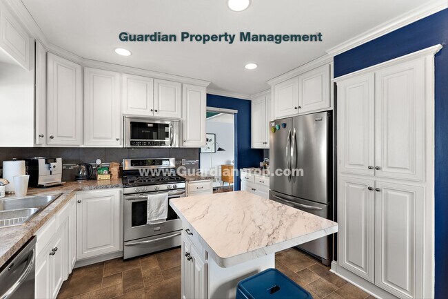 Building Photo - Move-in Special! Crystal Single Family Home, Fenced Yard, 2 Car Garage, Avail March