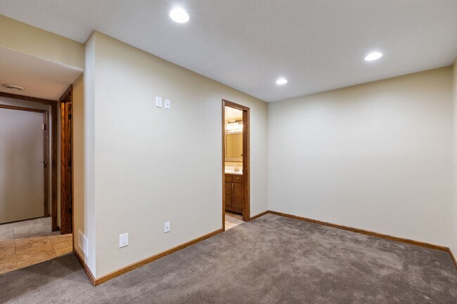 Building Photo - 16940 Glencoe Ave