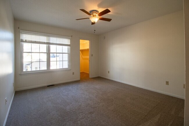 Building Photo - 3 Bedrooms, 2.5 Bathrooms Townhouse Rental