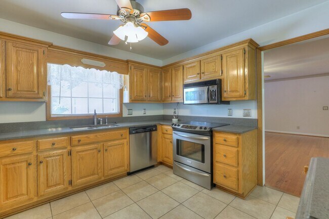 Building Photo - 2303 Friendship Dr