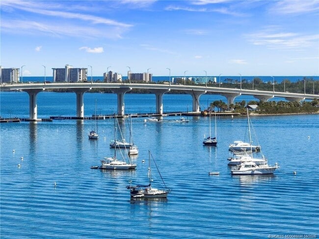 Building Photo - 1097 NE Kubin Ave