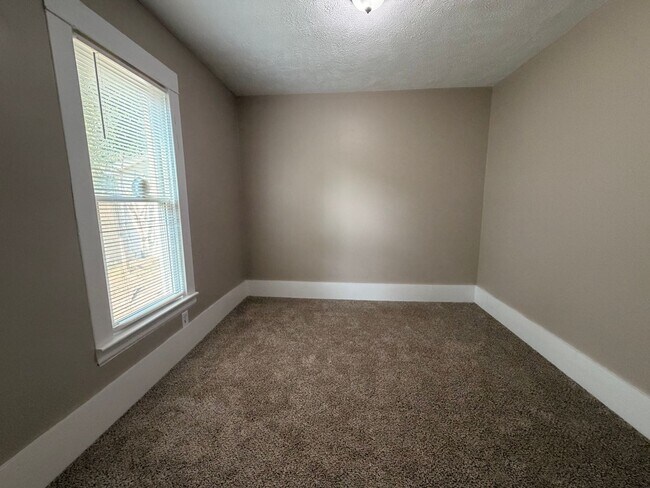 Building Photo - 53 Lamoreaux Dr NE