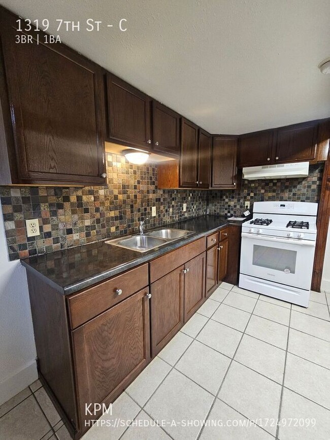 Building Photo - 3 BED | 1 BATH | APARTMENT | CENTRALLY LOC...