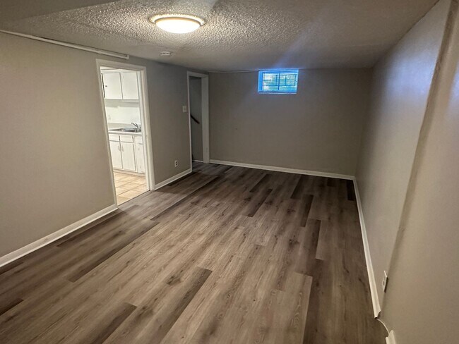 Building Photo - Fantastic 4 Bed 2 Bath 2 living rooms - Available 4/10/26