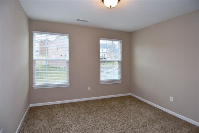 Building Photo - 618 Edison Dr