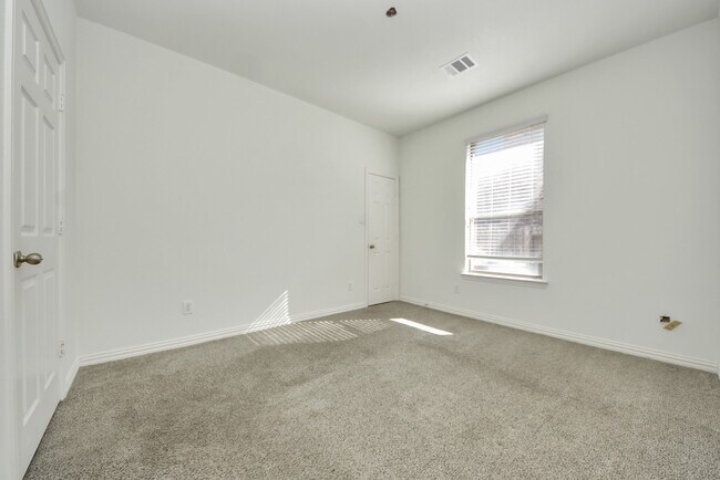 Building Photo - 17222 Red Oak Bend Dr