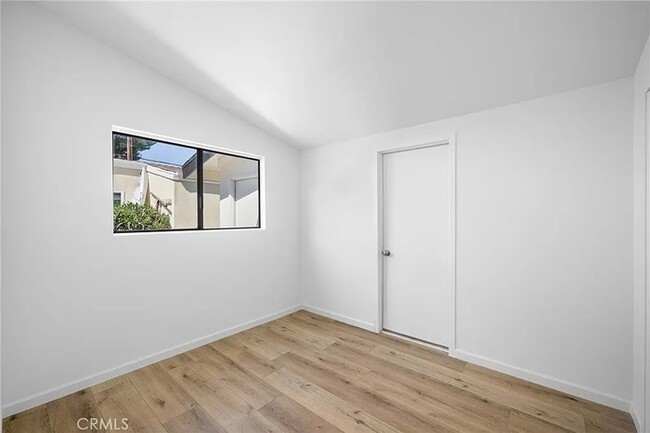 Building Photo - Beautifully renovated 3 bed + 1 bath singl...