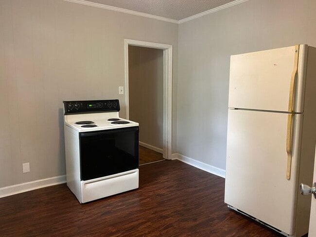 Building Photo - 3 Bedroom Apartment in South Nashville!