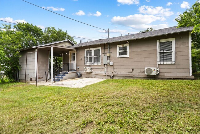 Building Photo - Updated Home • Huge Backyard • Minutes to Brooks City Base & Downtown San Antonio