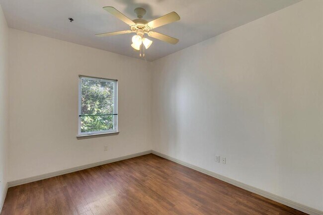 Building Photo - 1011 N LBJ Dr