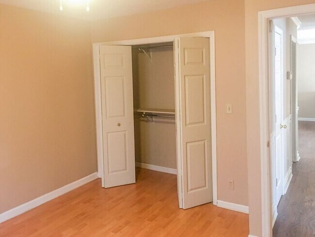 Building Photo - 620 Pine Oaks Dr