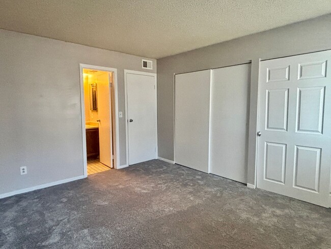 Building Photo - Charming 3-Bedroom Condo with Modern Updat...