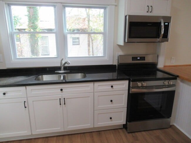 Building Photo - 609 N Aycock St