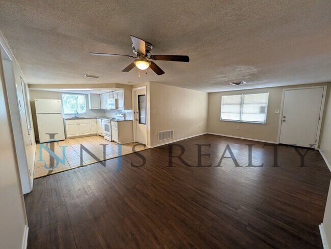 Building Photo - REDUCED!!!!  True 3 Bed~2 Bath~with garage. Over 1,000 sq ft, with updated kitchen & bathrooms, l...