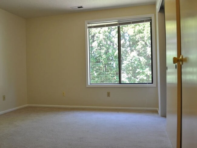 Building Photo - One level single family house, great locat...