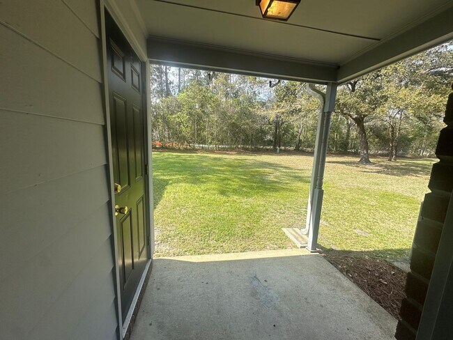 Building Photo - Pet Friendly 2 Bedroom, 1 Bath Duplex Located in the Center of Wilmington