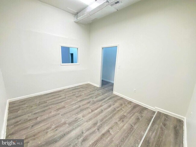 Building Photo - 1433 Vernon Rd