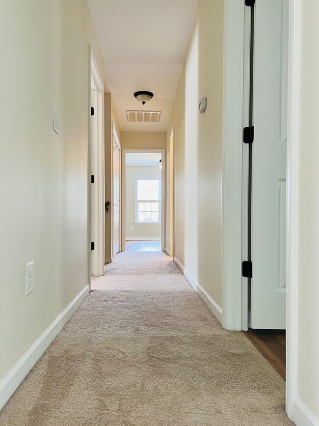 Building Photo - Sellhorn Heights Beauty, 4BR/2.5BA, Fenced...