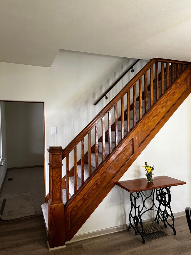 Building Photo - 201 Oak St