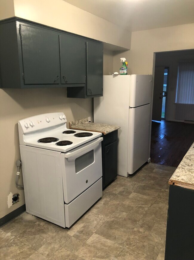 Building Photo - 1096 Silvercrest Ave