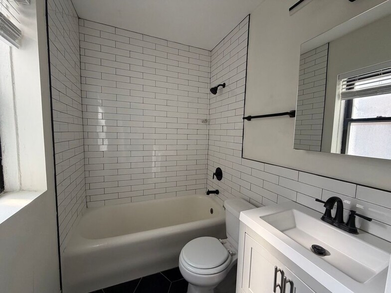 Building Photo - 5441/2 N Lincoln Ave