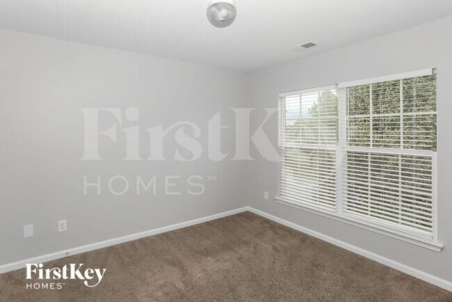 Building Photo - 4643 Maplecrest Pl