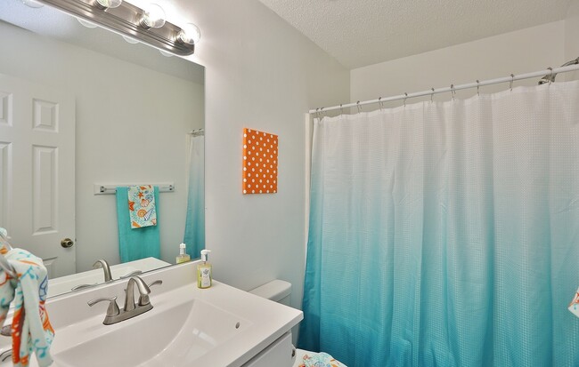 Building Photo - UPDATED & READY 07-14-25! 2-Bedroom 2nd Fl...