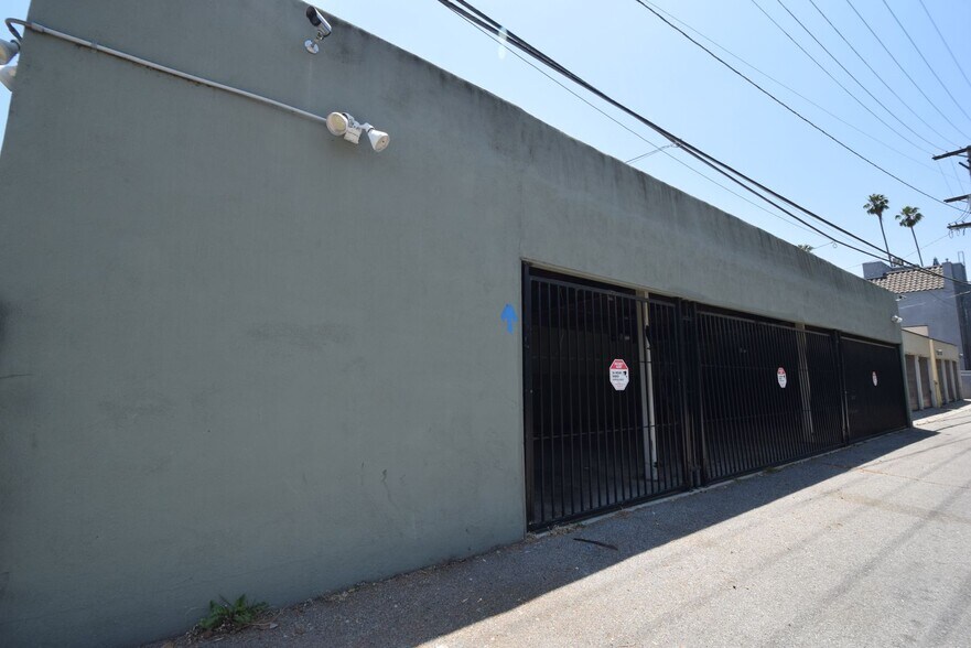 Building Photo - 13103 Moorpark St