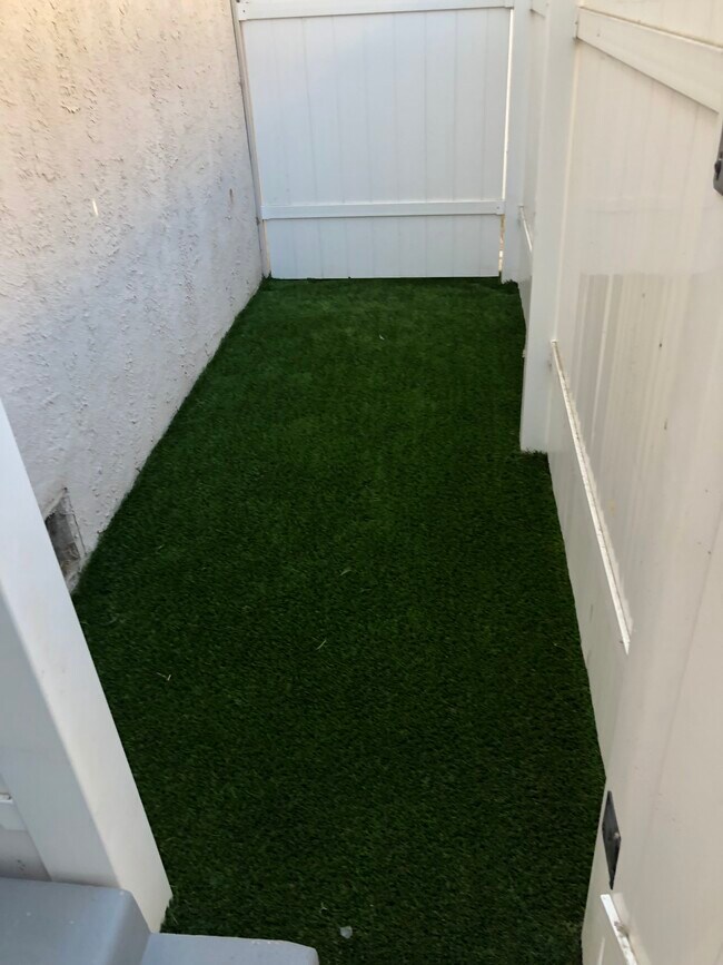 Building Photo - 429 W Garfield Ave